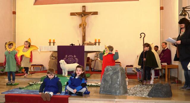 Der Altarraum war die Bühne für die Kinder, die das Stück „Der gute Hirte" aufführten.  | Foto: Steimel