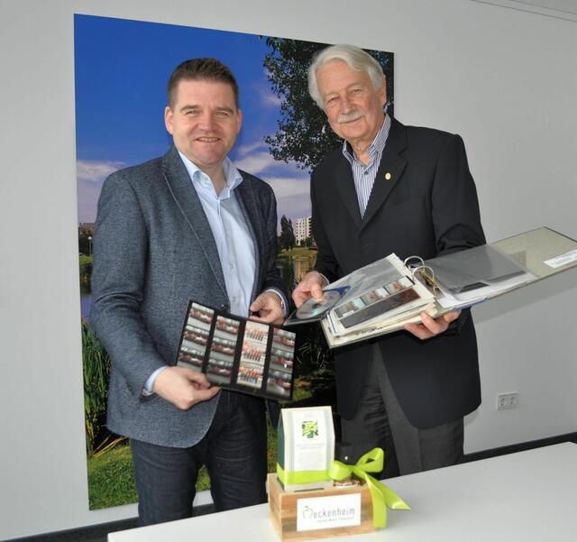 Bürgermeister Holger Jung (links) nimmt das Fotoarchiv von Bernardo Friese entgegen.  | Foto: Stadt Meckenheim