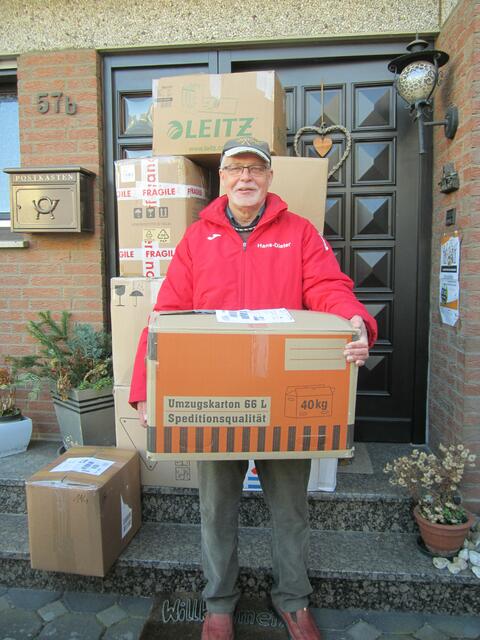 Kolpingvorsitzender Dieter Rondorf verstaut eine Fuhre Pakete in seinem Pkw. | Foto: Uschi Rondorf