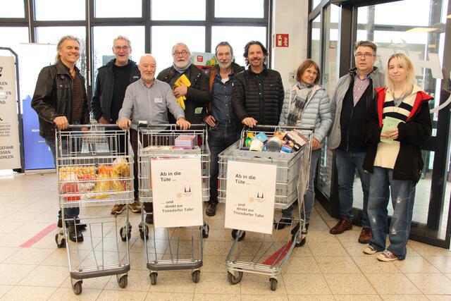 Rotarier und Tafel-Aktive sammelten über 2.000 kg für die Bedürftigen in der Stadt Troisdorf.  | Foto: Rotary