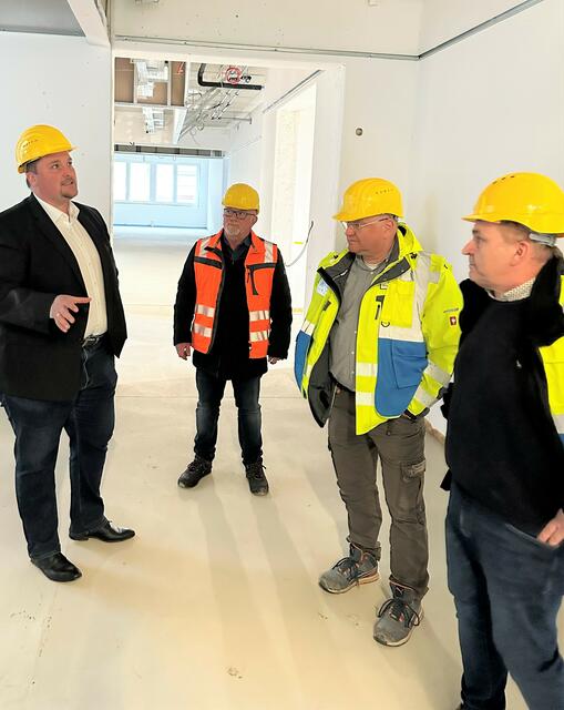 Bürgermeister Alexander Biber mit Thomas Schirrmacher, Michael Mäder und Peter Damaschek.  | Foto: Stadt