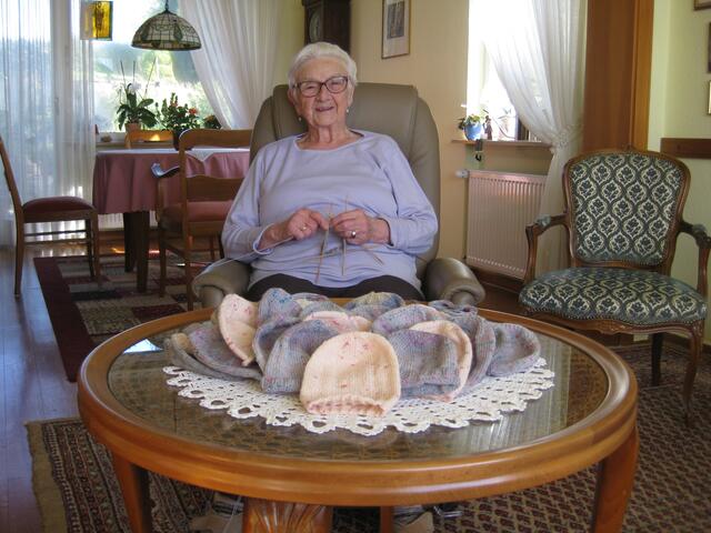 So sehen sie aus, die von „Emmi“ gestrickten Mützchen für die neuen Erdenbürgerinnen und Erdenbürger.  | Foto: © Klinik