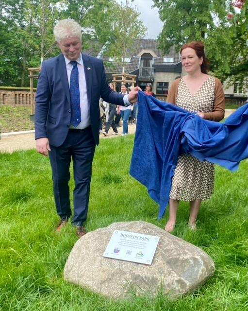 Bonns OB Katja Dörner und ihr Budapester Kollege Ferenc Karsy eröffneten den neu gestalteten und nach der Ungarischen Partnerstadt benannten Budofak-Park.  | Foto: Beu