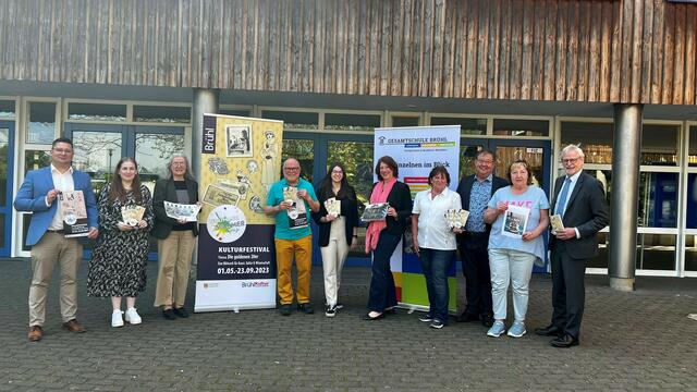 Marius Vieten und Jolina Meller (Stadt Brühl), Sabine Hittmeyer-Witzke (Stadtführerin), Hans-Peter Breuer (Boulefreunde Brühl), Lilly Hajdu (Stadt Brühl), Sabine Suchan (Schulleiterin Gesamtschule Brühl), Bea Reusch und Hans Hermann Hürth (Ortsgemeinschaft Brühl-Ost e.V.), Almut Zimmermann (Künstlerin und Kuratorin) und Bürgermeister Dieter Freytag (von links). | Foto: Stadt Brühl