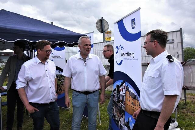 Wachtbergs Bürgermeister Jörg Schmidt und der Beigeordnete Swen Christian am Stand der Gemeinde Wachtberg im Gespräch mit Danny Mathey aus dem Bereich der Bürgerdienste der Gemeinde Wachtberg. | Foto: AS