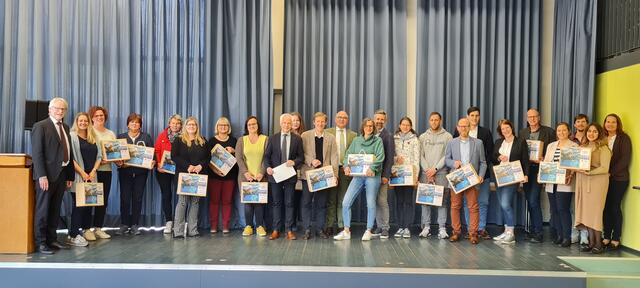 21 Koffer im Gesamtwert von 4000 Euro gab es von den Brühler Rotariern für die Brühler Schulen.  | Foto: Foto. Stadt Brühl