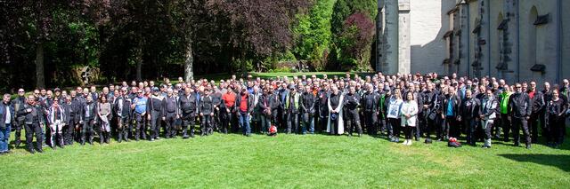 Nach dem Gottesdienst in der Abtei Marienstatt stellten sich die knapp 300 Teilnehmer der XX. Rheinischen Bundeswehr-Motorradwallfahrt zum Gruppenbild auf, darunter auch wieder Dutzende Teilnehmer vom Bundeswehrstandort Mechernich.  | Foto: Hähnel/PIZ/pp/Agentur ProfiPress