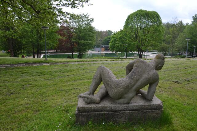 Die nackte Sonnenbadende am Eingang des Terrassenfreibades wird in diesem und dem nächsten Sommer wohl der einzige Badegast im Frechener Freibad sein.  | Foto: Archiv/Lars Kindermann