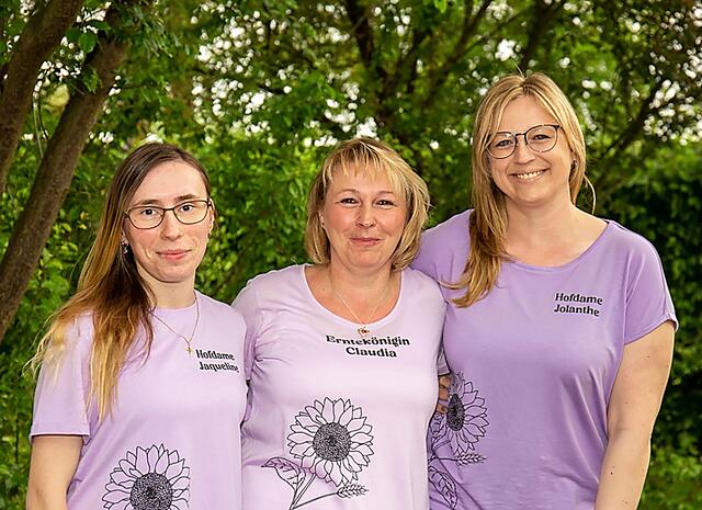 Vorfreude auf das Erntedankfest: Erntekönigin Claudia mit ihren Hofdamen Jaqueline Michael und Jolanthe Rusch.  | Foto: Andreas Zilt