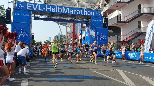 Auf geht‘s zum Lauf durch Leverkusen mit rund 4000 Teilnehmern.  | Foto: Gabi Knops-Feiler