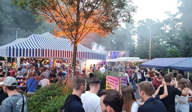 Beliebtes und bekanntes Open-air-Event im Schatten des Michaelsberges: Die Sommerparty der Funken Blau-Weiss.  | Foto: Funken