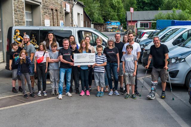 Selbst mit Gips: Freude bei der Spendenübergabe des Erlöses an die Abenteuerwerkstatt.  | Foto: Benjamin Lütz