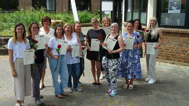 Im Rathaus erhielten die Frauen ihre Zertifikate, die sie als frischgebackene Fachkraft für Entwicklungsförderung und Inklusion ausweisen. | Foto: Stadt Kerpen