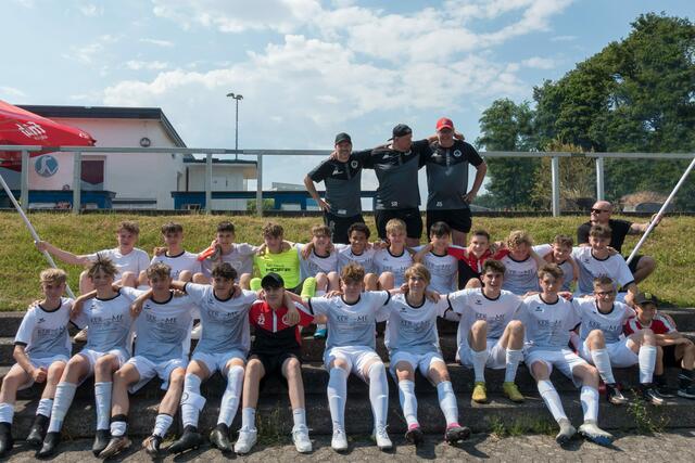 Das Trainerteam Sven Rasch, Michael Meltschoch und Dietmar Schenk ist überglücklich. | Foto: FCN