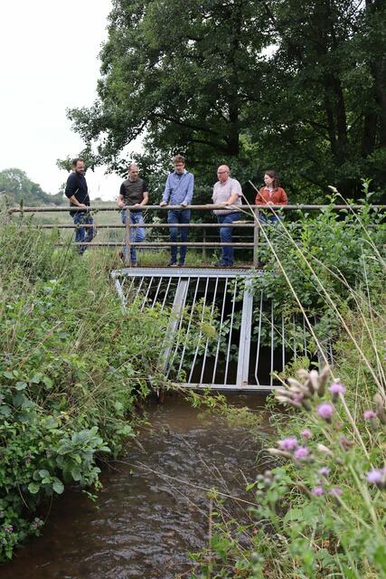 Einer der Orte, den die Hydrologen Nils Jankord (l.), Benjamin Mewes (M.) und Nina Grundmann (r.) mit Ralf Wassong (2.v.l.) und Jürgen Metzen (4.v.l.) von den Stadtwerken anschauten, war der Eschweiler Bach bei Gilsdorf.  | Foto: Mager/Stadt Bad Münstereifel