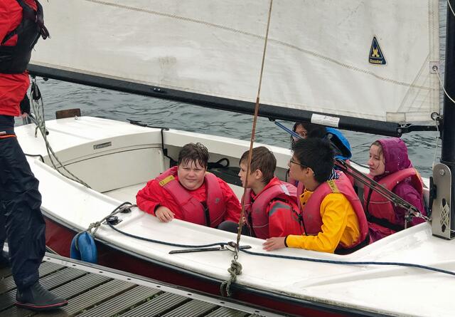 Anlegemanöver der Sprachlerngruppe: Beim Segeltörn der Flüchtlingshilfe erweiterten die neu zugewanderten Schülerinnen und Schüler ihre Deutschkenntnisse.  | Foto: OBK