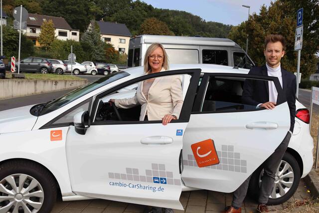 Bürgermeisterin Sabine Preiser-Marian und Laurenz Miehe, Standortmanager Eifel für cam-bio, bei der Besichtigung der neuen CarSharing-Fahrzeuge in Bad Münstereifel.  | Foto: Stadt Bad Münstereifel