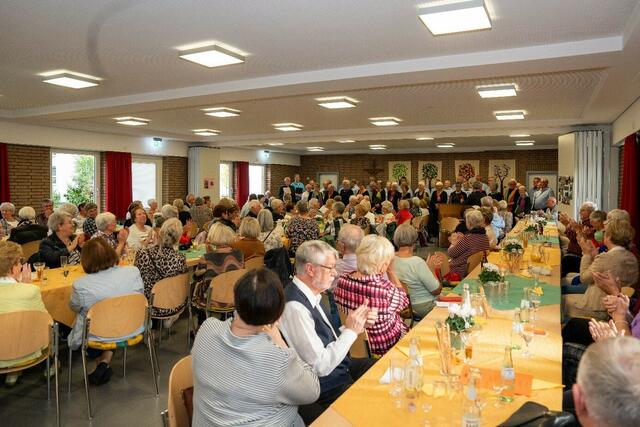 100 Mitglieder vom aSk feierten mit den Ehrengästen im vollbesetzten Pfarrheim von Sankt Michael Geistingen. | Foto: Heimermann