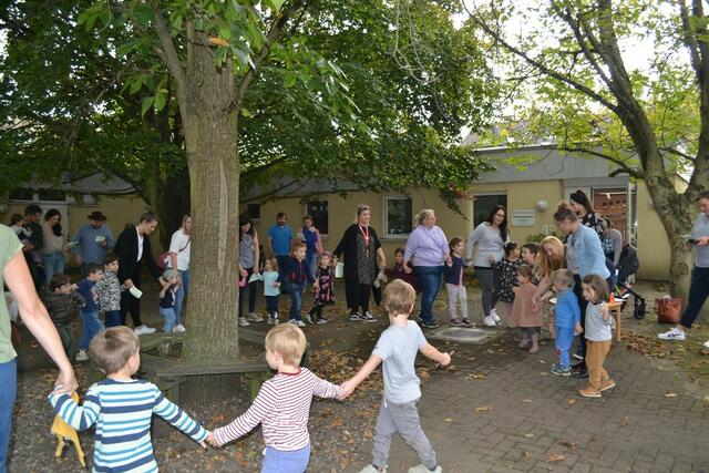 Das Jubiläum der Verlegung wurde von der Gemeinde mit Liedern, einem Friedensgebet und einem interkulturellen Büffet gefeiert. | Foto: Katharina Schürheck