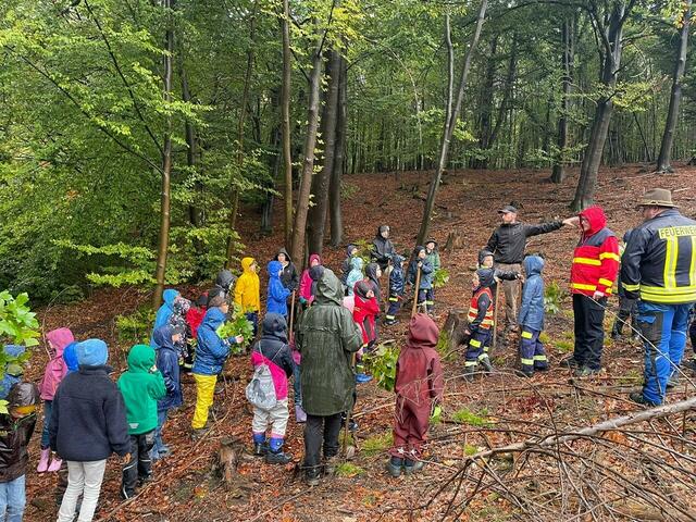 Kinderfeuerwehr und Waldjugend bei der Arbeit.  | Foto: Nadine Engelberth