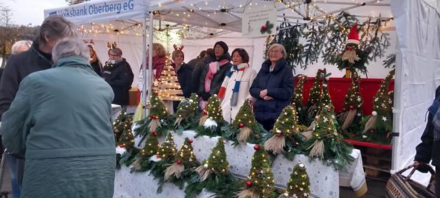 Auch weihnachtliche Dekorationen werden angeboten.    | Foto: Verein