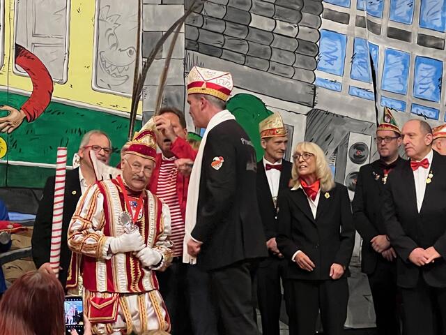 Bürgermeister Lutz Wagner und Prinzenführer Michael Damm mit Prinz Dirk I. bei der „Anbringung“ der Insignien der Macht. | Foto: Zumbusch