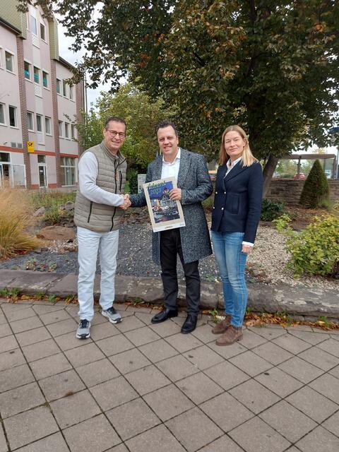 Kalender Nummer 1 ging traditionell an den Euskirchener Bürgermeister Sacha Reichelt. Übergeben wurde er von den z.eu.s-Vorsitzenden Christian Lange und Tanja Gille.  | Foto: z.eu.s.