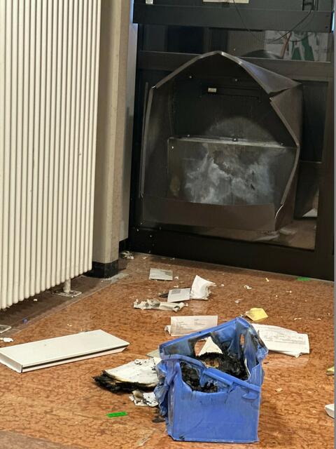 Ein Feuerwehrskörper - so die Polizei - hat den Briefeinwurf der Kreisverwaltung zertsört.  | Foto: Pressestelle