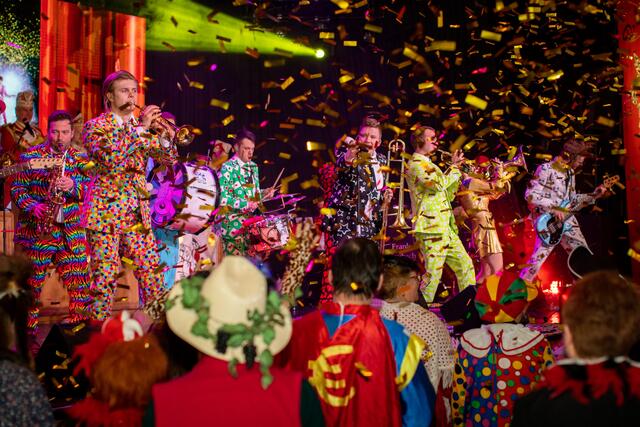 „Keine Band bringt so eine Energie auf die Bühne wie Druckluft“, verspricht die ehemalige Bonner Schülerband, die seit über zehn Jahren für druckvolle Live-Musik und bunte Brass-Party steht. Die Liebe zur Blasmusik zieht sich dabei durch ihre Lieder und ihr Programm. Kein Song ohne Trompete, Posaune oder Saxophon!  | Foto: Archiv/Benno van Walsem 