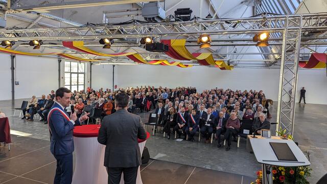 Das Gespräch der beiden Bürgermeister Sacha Reichelt und Boris Ravignon gehörte zum Programm des Neujahrsempfangs der Stadt Euskirchen.  | Foto: Stadt Euskirchen