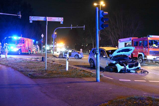 Zu einem schweren Verkehrsunfall in Pulheim-Freimersdorf wurden die Einsatzkräfte am Dienstagabend gerufen. | Foto: Feuerwehr Pulheim