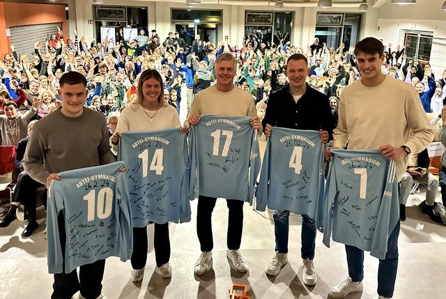 Lehrerinnen und Lehrer des Abtei-Gymnasiums signierten das Trikot der Schulmannschaft als Dankeschön für die Gäste. | Foto: Sascha Theisen