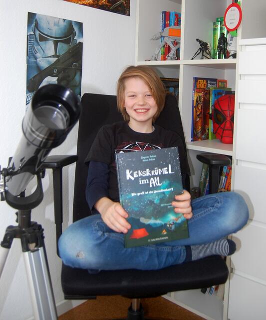 Astronomie-Einsteiger Justus Kindermann kann „Kekskrümel im All“ weiterempfehlen. | Foto: Lars Kindermann