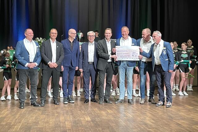 Die Pullemer Narrenzunft und deren Dreigestirn spendeten am Tanzabend 1111,- Euro für die Cheerleader. Der obligatorische Scheck wurde feierlich vom Präsidenten der Narrenzunft, Christoph Ostendorf und dem Dreigestirn der letzten Session, Prinz Kai, Bauer Atze und Jungfrau Martina übergeben. 							 | Foto: G. Lauterbach