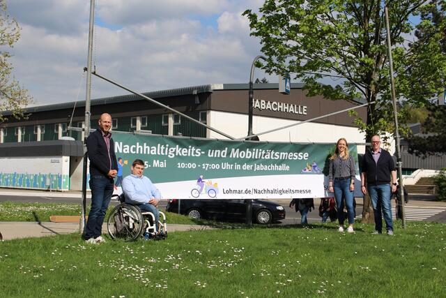 Laden herzlich zur Nachhaltigkeits- und Mobilitätsmesse ein (von links): Stephan Weber (Leiter Amtes für Innovationen und Nachhaltigkeit), Tobias Grote (Leiter Abteilung Kommunikation, Kultur und Ehrenamt), Benita Bonin (Projektmanagerin) und Manfred Schellberg (Vereins- und Veranstaltungskoordinator).  | Foto: Stadt Lohmar