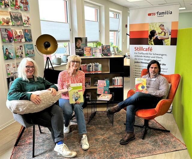 Sie stellten das neue Stillcafé vor (von links): Petra Schuck (Familienhebamme bei Pro Familia Rhein-Sieg), Petra Römer-Westarp (Gleichstellungsbeauftragte Stadt Troisdorf) und Philipp Maaß (Leiter der Stadtbibliothek Troisdorf)  | Foto: Stadt Troisdorf
