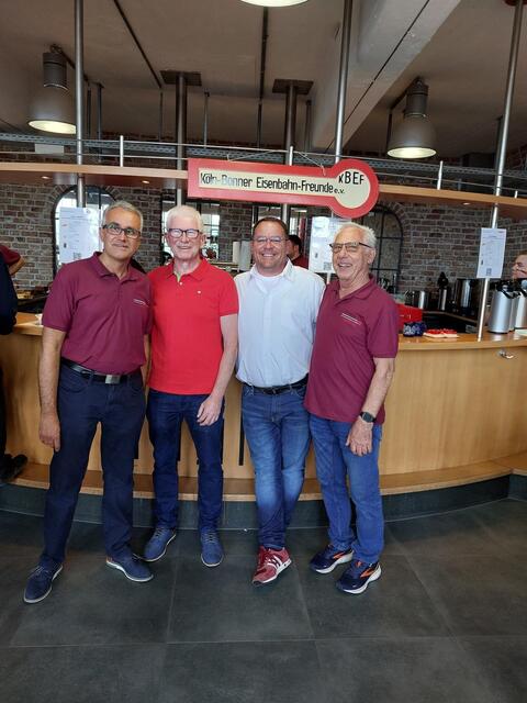 Der stellvertretende Vorsitzende der KBEF, Ingo Seckel, der stellvertretende Bürgermeister Peter Nep, KBEF Vorsitzender Dirk Collin und Ingo Horning, Vereinsmitglied und Förderer Köln-Bonner Eisenbahn-Freunde (von links). Foto: KBEF | Foto: KBEF
