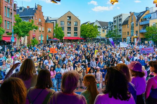Rund 1.500 Menschen versammelten sich auf dem Marktplatz, um an der Kundgebung „Pulheim zeigt sich - für Demokratie, Vielfalt und Menschlichkeit“ teilzunehmen. | Foto: Jürgen Latzke
