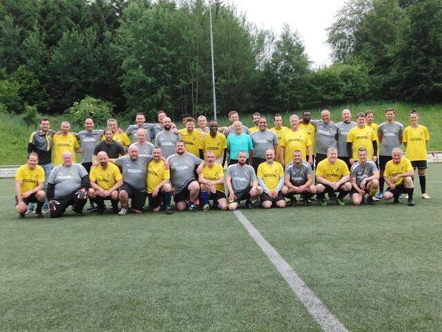 Die Fußballabteilung des VfL Berghausen-Gimborn hatte anlässlich des 75-jährigen Vereinsjubiläums zum Treffen ehemaliger Kicker geladen.  | Foto: Lorenz