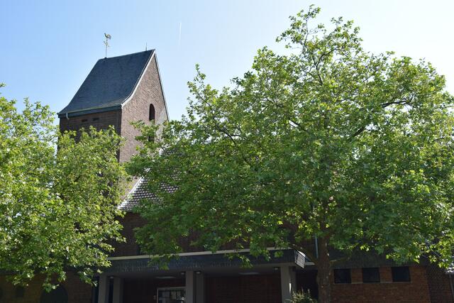 Rund um den Kirchturm St. Joseph dreht sich am 22. Juni alles um das 100-jährige Bestehen der Pfarrgemeinde - samt einem besonderen Gedenken an Kimiko Bernhöft. | Foto: Düster