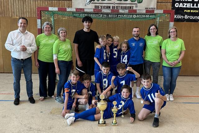 Bürgermeister Frank Keppeler gratulierte der Siegermannschaft von der Christinaschule.  | Foto: Stadt Pulheim