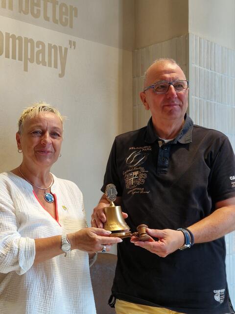 Susanne Ackermann (links) übergibt die Präsidentenglocke an Ihren Nachfolger Heinz-Willi Wimmeroth.  | Foto: Lions
