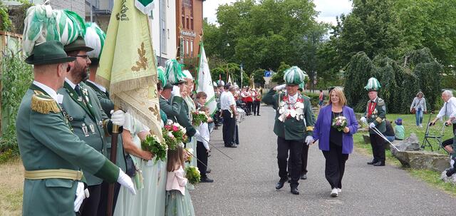 Der Festumzug durch die geschmückten Straßen des Stadtteils war öffentlicher Höhepunkt des jüngsten Schützenfestes der Sankt Sebastianus Schützenbruderschaft Wiesdorf. Zu Beginn der Parade präsentierten sich die Fahnen der befreundeten Bruderschaften zu Ehren des bis dahin noch amtierenden Kaiserpaares Michael Endlein und Sandra Stevens-Endlein. | Foto: Gabi Knops-Feiler