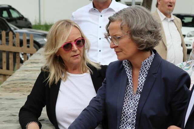 In Iversheim zeigte Bürgermeisterin Sabine Preiser-Marian (l.) Ministerin Ina Scharrenbach die kürzlich freigegebene, neue Brücke über die Erft.  | Foto: Mager/Stadt Bad Münstereifel