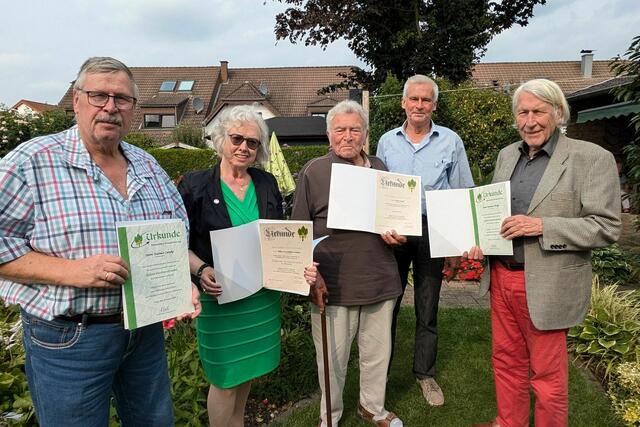 Bei einem gemütlichen Beisammensein des Heimat- und Eifelvereins Bornheim auf dem Hof der Familie Schmitz in Sechtem konnten einige Mitglieder, darunter auch die Vorsitzende Hilka Farnschläder-Händel für ihre Verdienste geehrt werden. | Foto: Frank Engel-Strebel