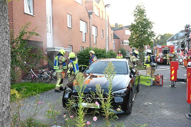 Der Einsatz der insgesamt gut 40 Kräfte dauerte bis zum Abrücken des letzten Fahrzeuges etwa dreieinhalb Stunden. Die Brandursache wird durch die Polizei ermittelt.  | Foto: Feuerwehr Pulheim