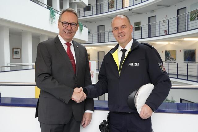Landrat Jochen Hagt hat den neuen „Bezirksdienstbeamten“ Markus Kollmann im Kreishaus empfangen.  | Foto: Kreispolizeibehörde Oberbergischer Kreis