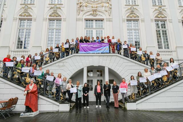 Rund 60 Gleichstellungsbeauftragte aus ganz Nordrhein-Westfalen trafen sich im Alten Rathaus zur Mitgliederversammlung. Oberbürgermeisterin Katja Dörner (oben Mitte) begrüßte die Gäste.  | Foto: Sascha Engst/Bundesstadt Bonn