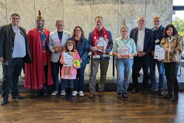 Moderner Heimatbegriff und traditionelle Brauchtumsförderung: Michael Söllheim (links) und Christoph Becker (3. von rechts) vergaben die diesjährigen Heimatpreise im Ratssaal.  | Foto: fes