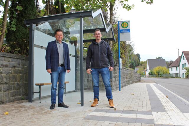 Bürgermeister Ulrich Stücker (l.) und Tiefbauamtsleiter Pascal Hilgenberg sahen sich die Bushaltestelle Kehlinghausen an.  | Foto: Stadt Wiehl